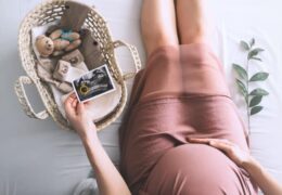 הריונית מחבקת את הבטן