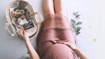 הריונית מחבקת את הבטן