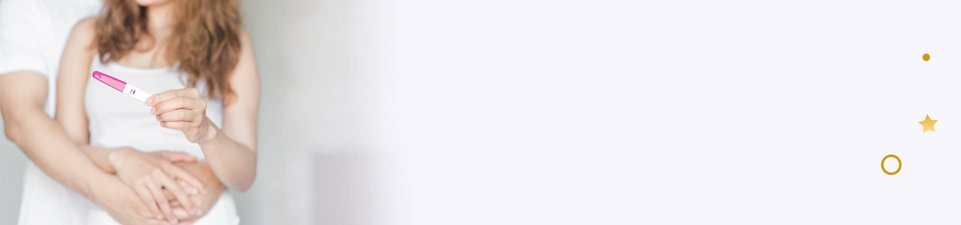 אישה וגבר מראים בדיקת הריון חיובית