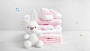 נעלי תינוק, בובה ושמיכות