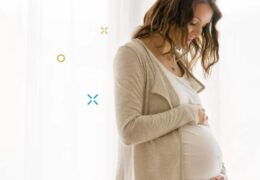 הריונית מחבקת את הבטן