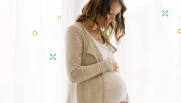 הריונית מחבקת את הבטן