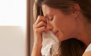 אישה בדכאון אחרי לידה הידוע גם כבייבי בלוז