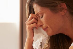 אישה בדכאון אחרי לידה הידוע גם כבייבי בלוז