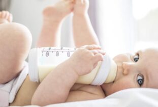 תינוק שותה מבקבוק