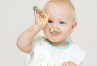 תינוק אוכל מכפית