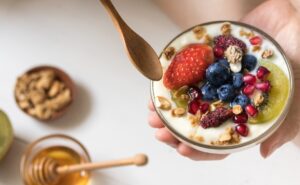 קערת יוגורט עם פירות