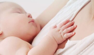 קלוז אפ על תינוק ישן על אימו