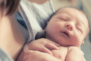 אמא מחזיקה את התינוק