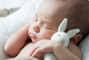 תינוק שוכב במיטה