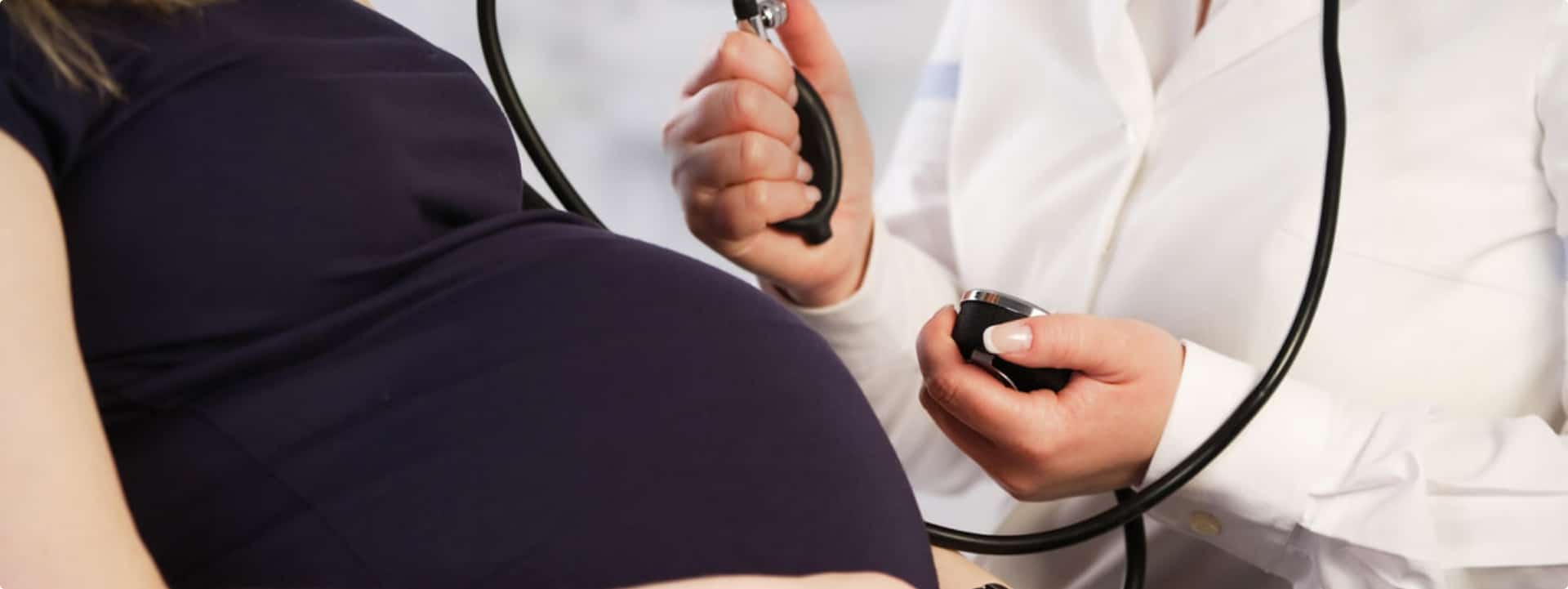בדיקת לחץ דם לאישה בהריון