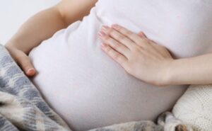 תקריב על אישה שמה יד על הבטן שלה