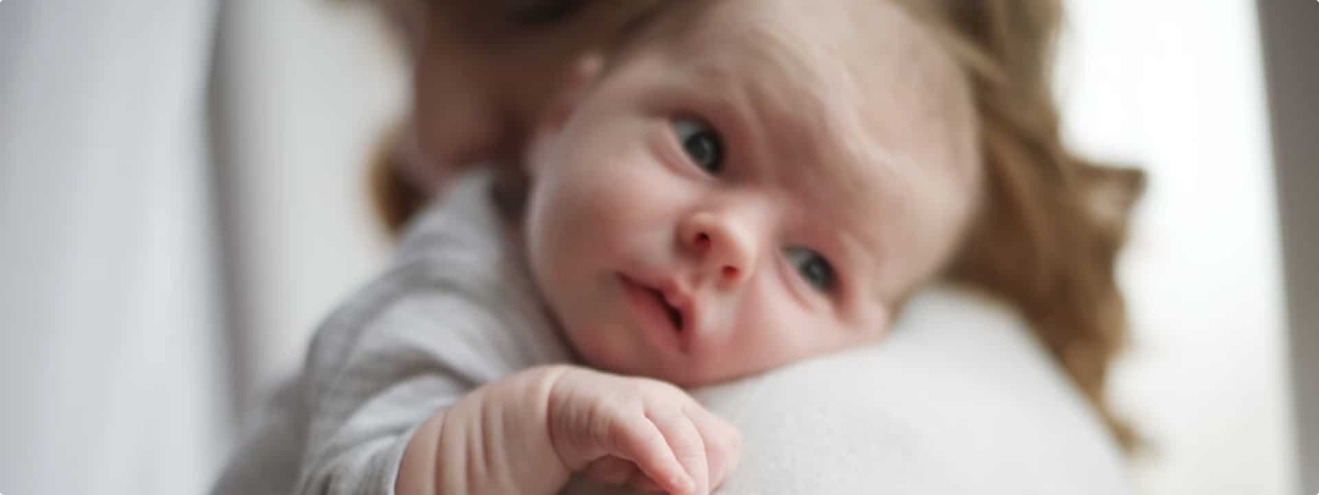 אמא מרימה את התינוק לגרעפס על הכתף