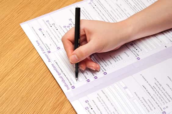 יד כותבת על טופס