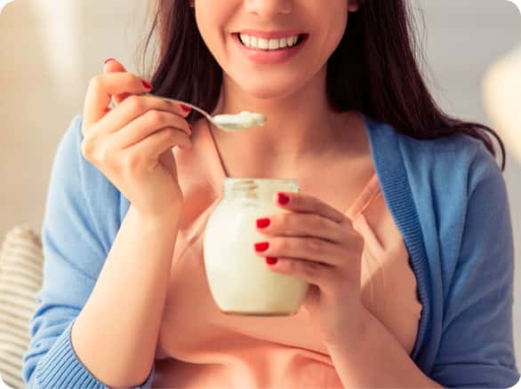 אישה בהריון אוכלת יוגורט