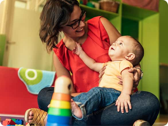 אמא משחקת עם תינוק