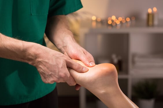 גבר עושה מסאז’ לרגל של אישה