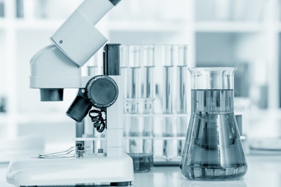 מיקרוסקופ ומבחנות