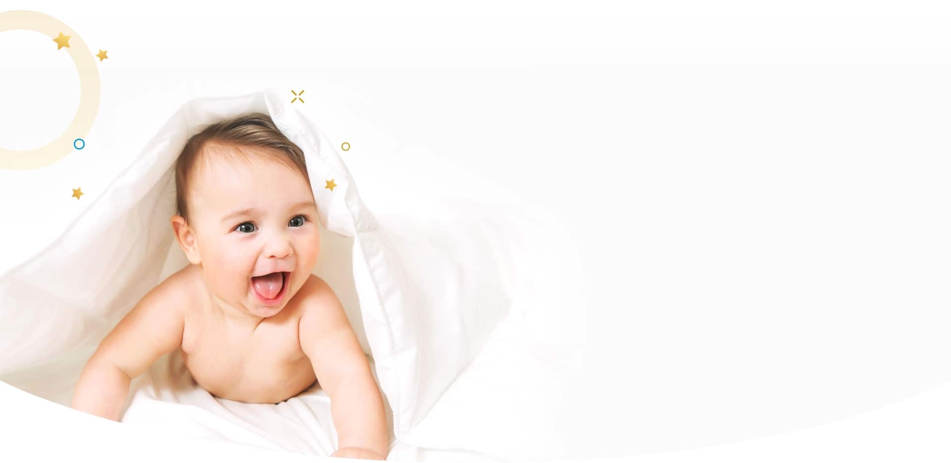 תינוק מציץ מתחת לשמיכה