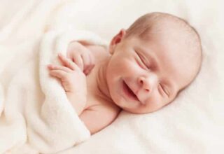 תינוק קטן מחייך