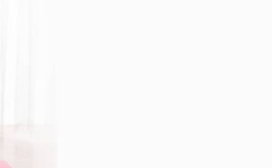 אישה בהריון עושה יוגה