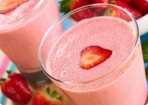 כוס עם מילקשייק תות