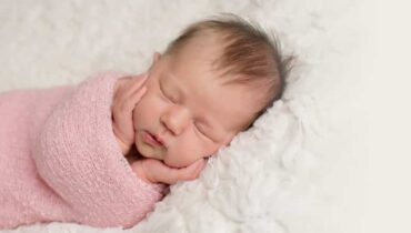 תינוק ישן ספון בשמיכת טטרה