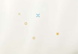 תינוקת מואכלת על-ידי אמה באמצעות כפית
