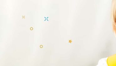 תינוקת מואכלת על-ידי אמה באמצעות כפית