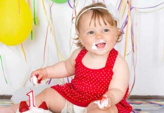 תינוקת מבצעת סמאש דה קייק ביומולדת שנה