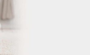 תינוקת שוכבת על הבטן ומחייכת