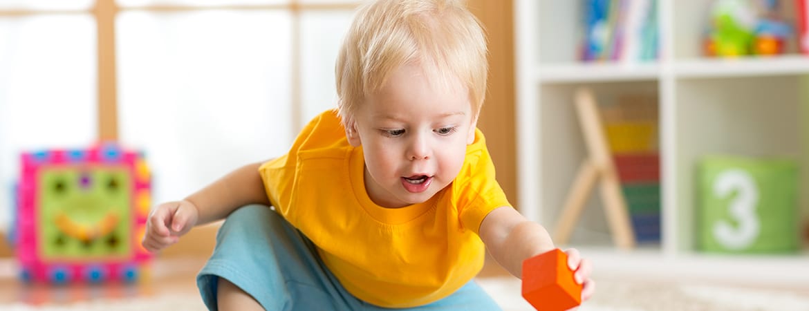 תינוק משחק בקוביות